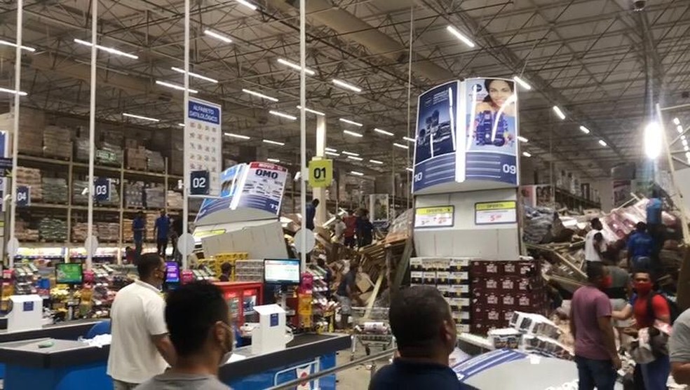 Prateleiras de supermercado desabam e deixam um morto e feridos; vídeos
