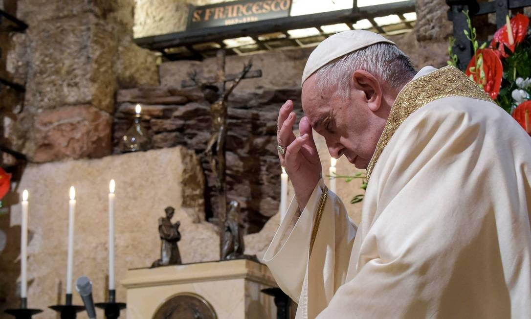 O Papa Francisco manifestou apoio à criação de leis a garantir a união civil de casais do mesmo sexo, segundo a Agência de Notícias Católica. (Foto: AFP)