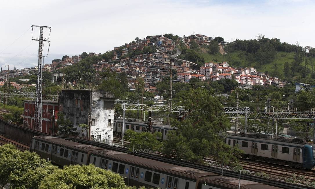 Um grupo de criminosos que estava em fuga após uma operação da Polícia Militar, no Jacarezinho, Zona Norte do Rio de Janeiro, sequestrou um trem de serviços. (Foto: O Globo)