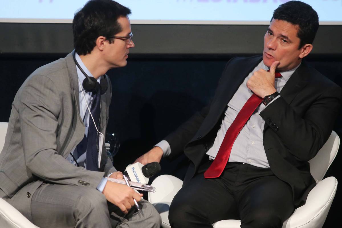 Deltan Dallagnol e o então juiz Sergio Moro, em 2017. Ambos protagonizaram diálogos que chamaram atenção para a conduta do MPF nas investigações (Foto: Jorge Araújo / Folhapress)
