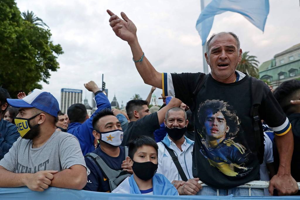 Fãs esperam para prestar homenagem a Diego Maradona durante velório na Casa Rosada (Foto: Alejandro Pagni / AFP)