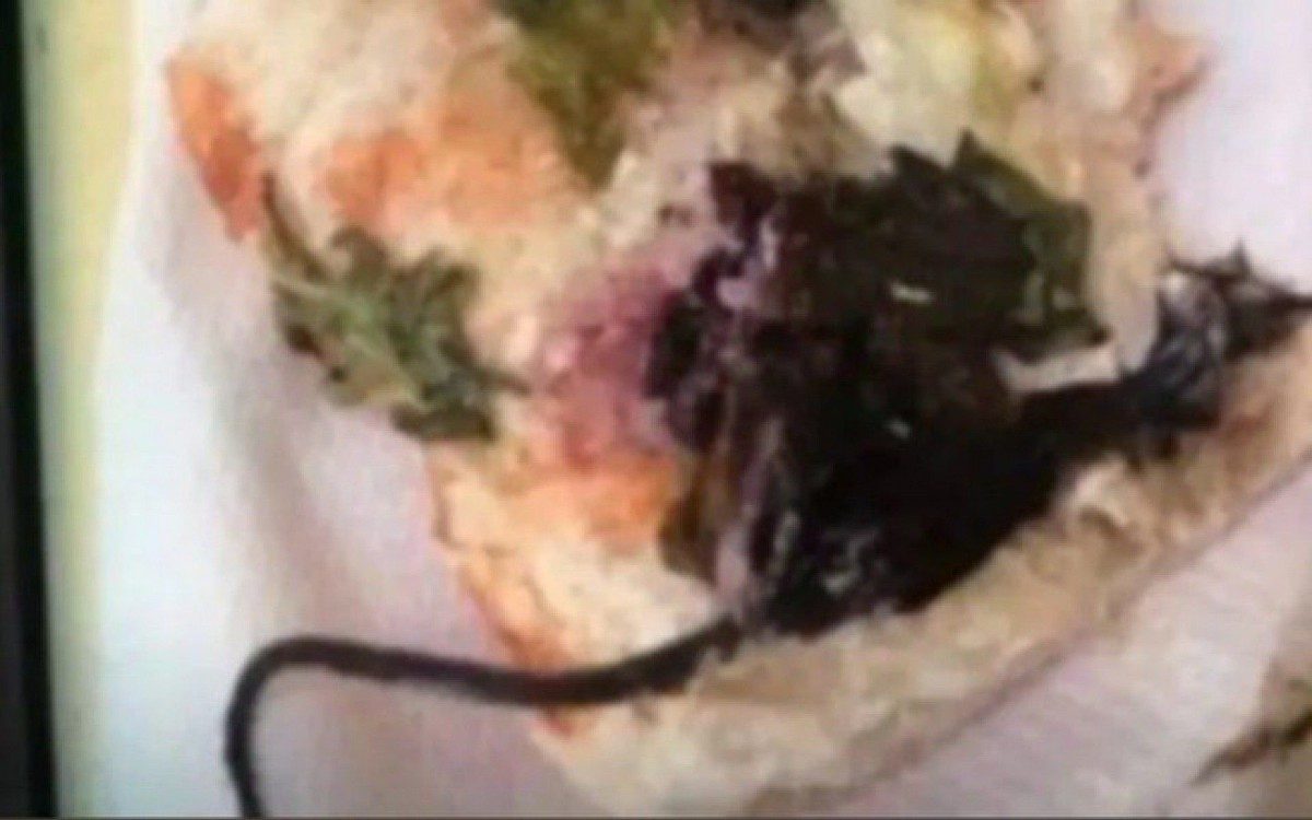 Funcionário de hospital encontra rato cozido dentro de sanduíche