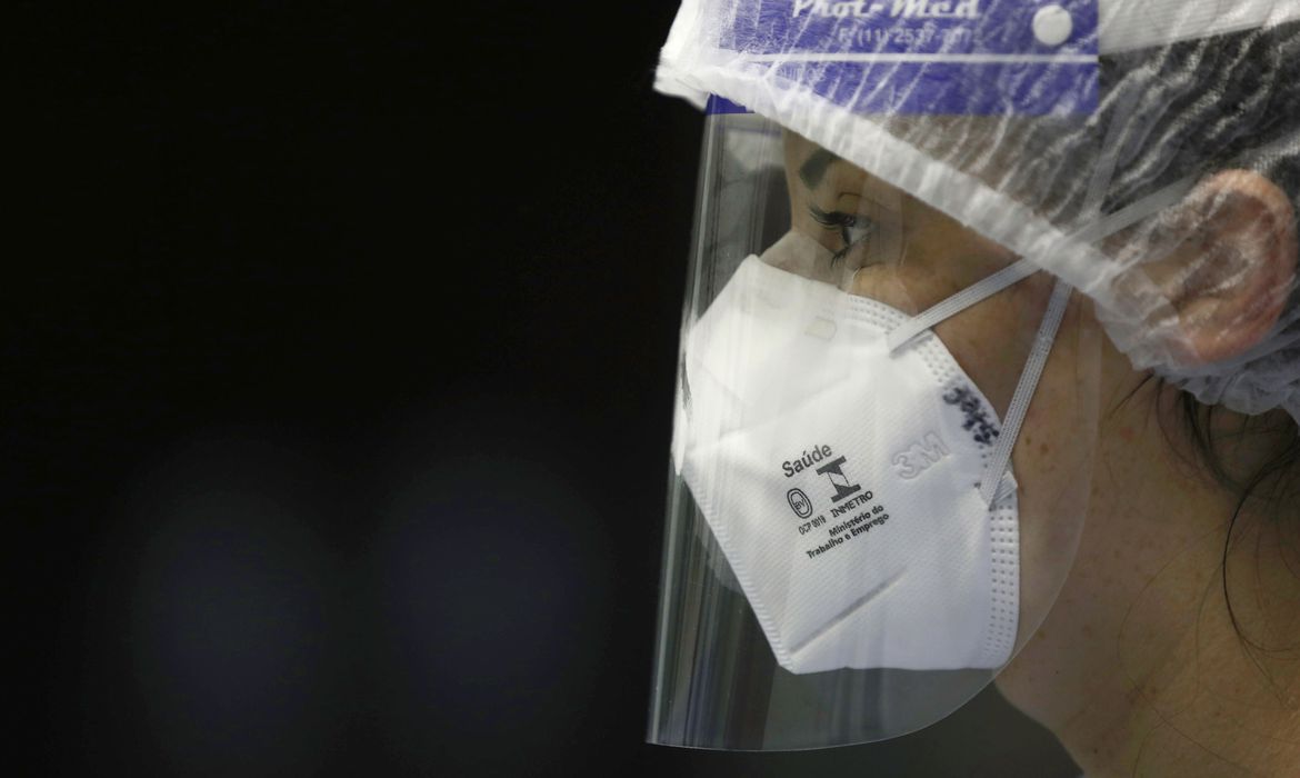 Os casos de pessoas infectadas pelo coronavírus ao longo da pandemia passam de 5,8 milhões. (Foto: Diego Vara/Reuters)