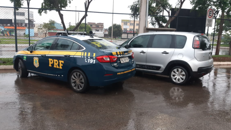 Carro apreendido pela Polícia Rodoviária Federal na BR-060 (Foto: PRF)