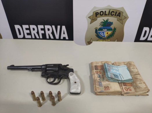 Arma, munição e dinheiro apreendidos com os presos (Foto: Polícia Civil)