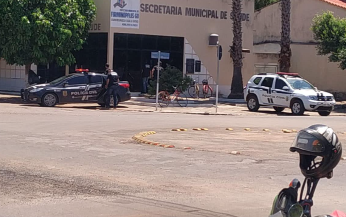 Polícia Civil na Secretaria de Saúde de Firminópolis, onde foi feita a prisão (Foto: Polícia Civil)