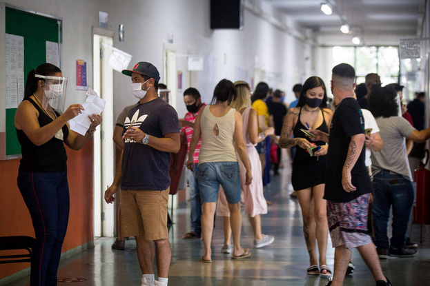 Movimentação na Universidade Anhanguera, no Campo Limpo, zona sul de São Paulo (Foto: Zanone Fraissant / Folhapress)