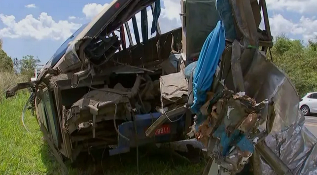 Acidente entre ônibus e caminhão deixou dezenas de mortos em rodovia de Taguaí (SP) — (Foto: Reprodução/TV TEM)