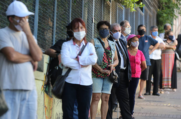 Eleitores aguardam para votar neste segundo turno na Escola Estadual Maria José, região central de São Paulo (Foto: Rivaldo Gomes / Folhapress)