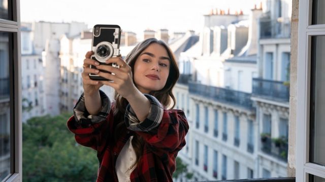 netflix série emily 'Emily em Paris': segunda temporada começa a ser gravada na França Emily em Paris ganhará segunda temporada, confirma Netflix