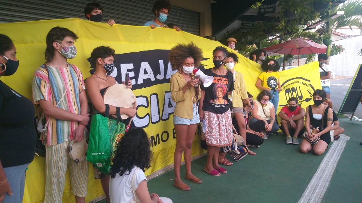 Manifestantes protestam em frente a restaurante onde jovem negra denunciou racismo