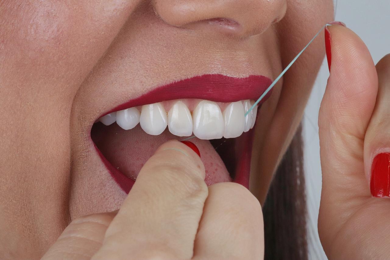 Saiba a importância do uso diário do fio dental, previne gengivite