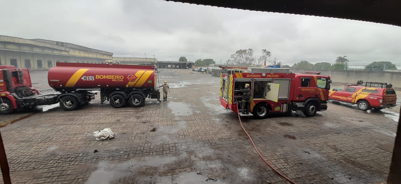 Após 10 dias de atuação, o Corpo de Bombeiros encerrou, neste domingo (1º/11), o combate ao incêndio no centro de distribuição de um atacadista em Anápolis. (Foto: Corpo de Bombeiros)
