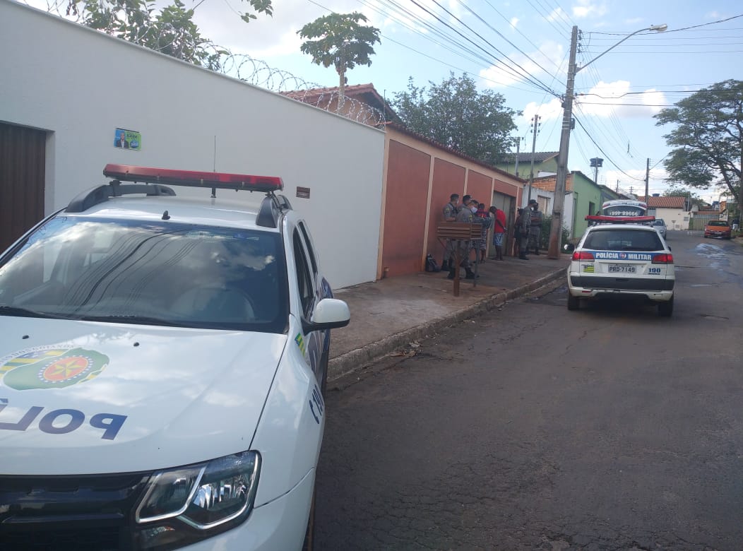 Um homem foi preso por descumprir medida protetiva e tentar matar a ex-companheira utilizando um facão, em Goiânia. (Foto: divulgação/PM)