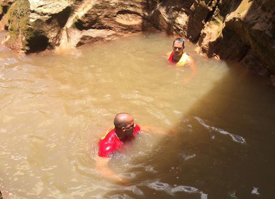 Um adolescente de 12 anos morreu afogado depois de escorregar em uma pedra e cair em um córrego, em Águas Lindas de Goiás. Foto: Corpo de Bombeiros