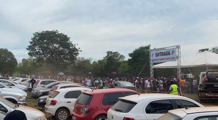 Grande parte da multidão não usa máscaras conforme exige decreto estadual (Foto: leitora Mais Goiás)