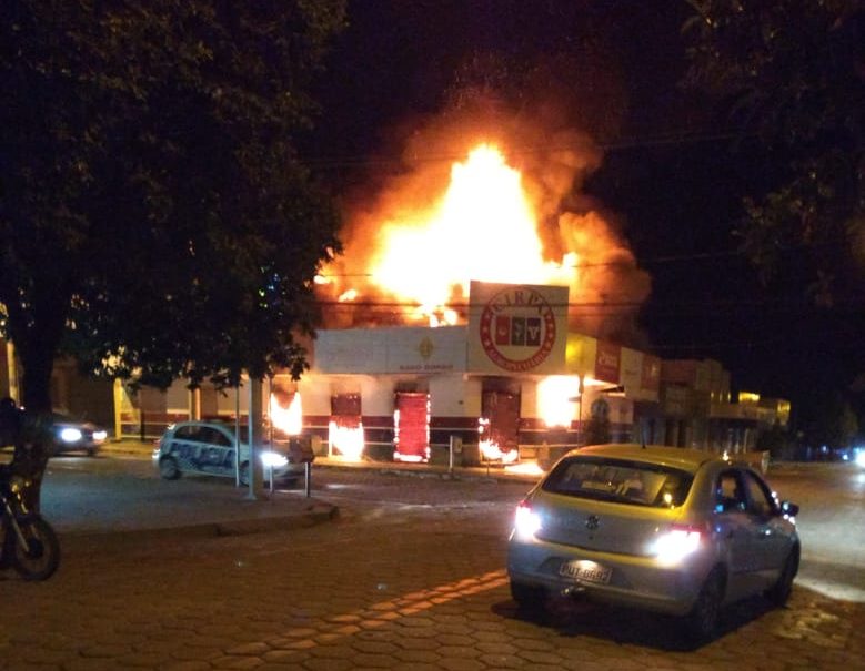 Um incêndio de grandes proporções destruiu uma loja de produtos agropecuários, em Itapuranga, na região Central de Goiás. (Foto: divulgação/Corpo de Bombeiros)