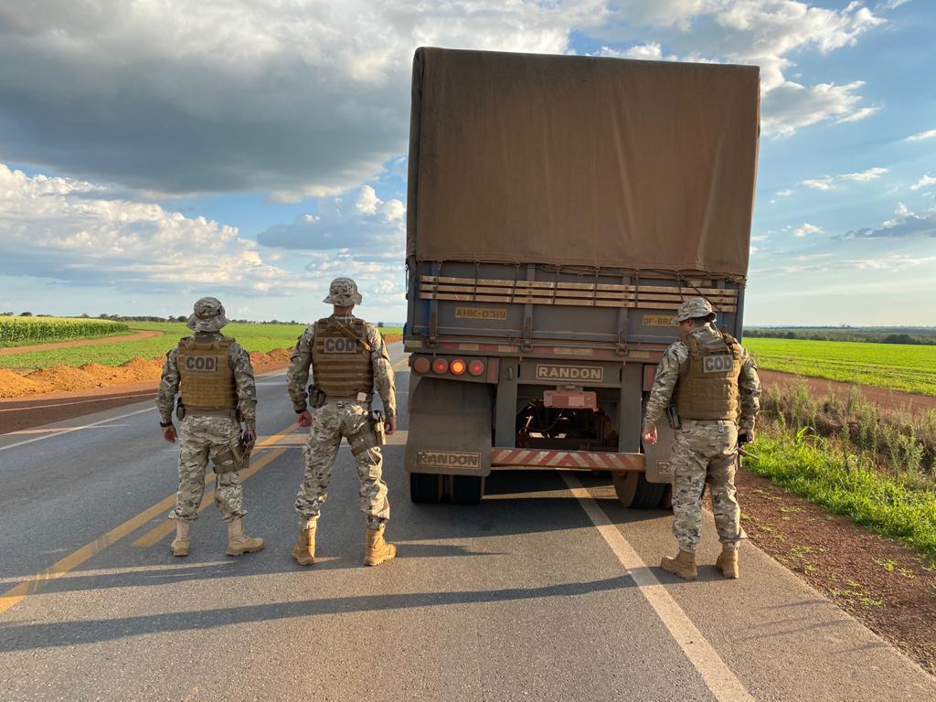 A Polícia Militar (PM) apreendeu, no último sábado (21), um caminhão semirreboque com sinais identificadores adulterados, em Luziânia. (Foto: divulgação/PM)