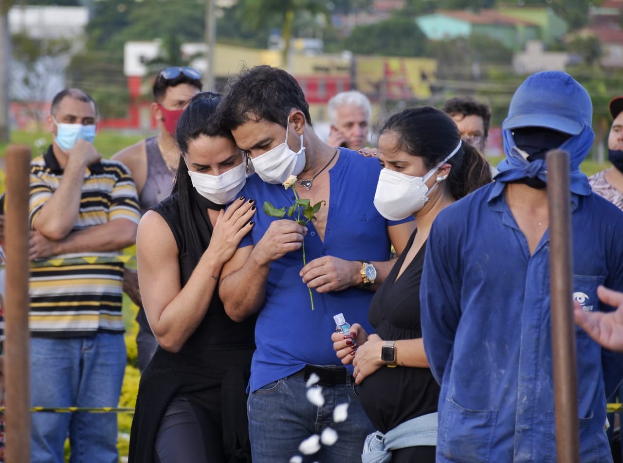 Sob aplausos e cantos, corpo de Francisco Camargo é enterrado em Goiânia