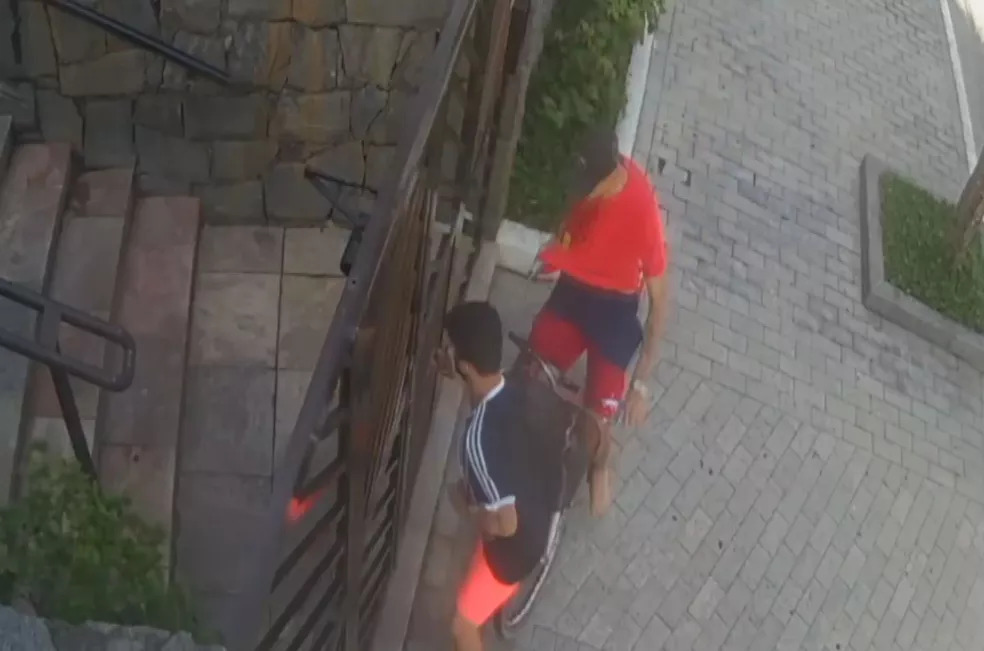 Jovem joga celular pelo portão para evitar assalto; assista