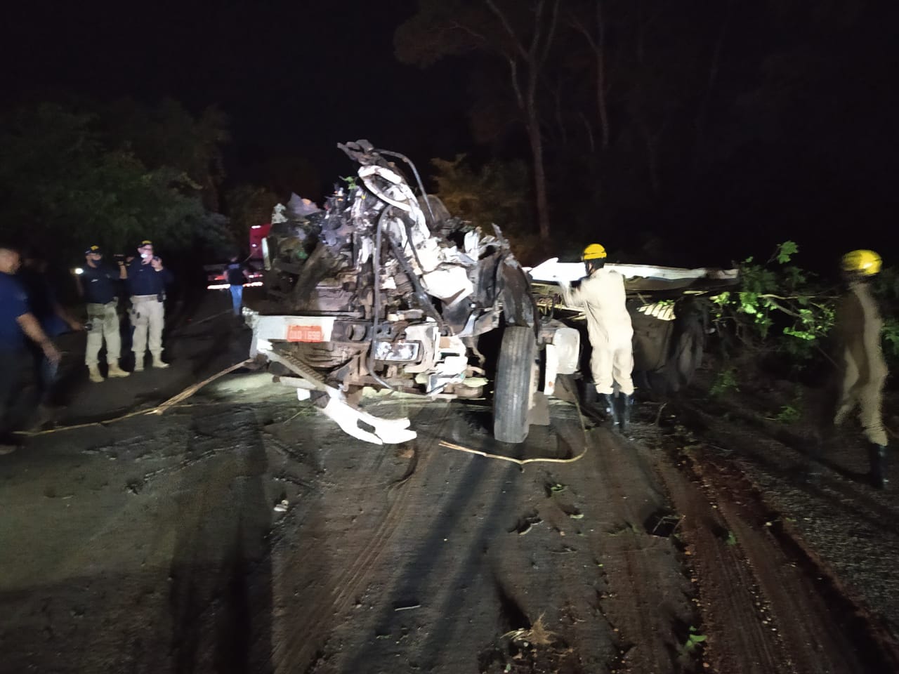 Duas pessoas morreram após um acidente envolvendo uma carreta na BR-153, em Uruaçu. (Foto: divulgação/Corpo de Bombeiros)