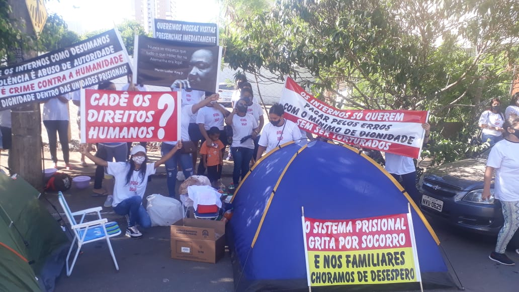 Familiares de presos realizam manifestação nesta segunda-feira (30) e denunciam tortura e falta de direitos em presídios de Goiás. (Foto: reprodução)