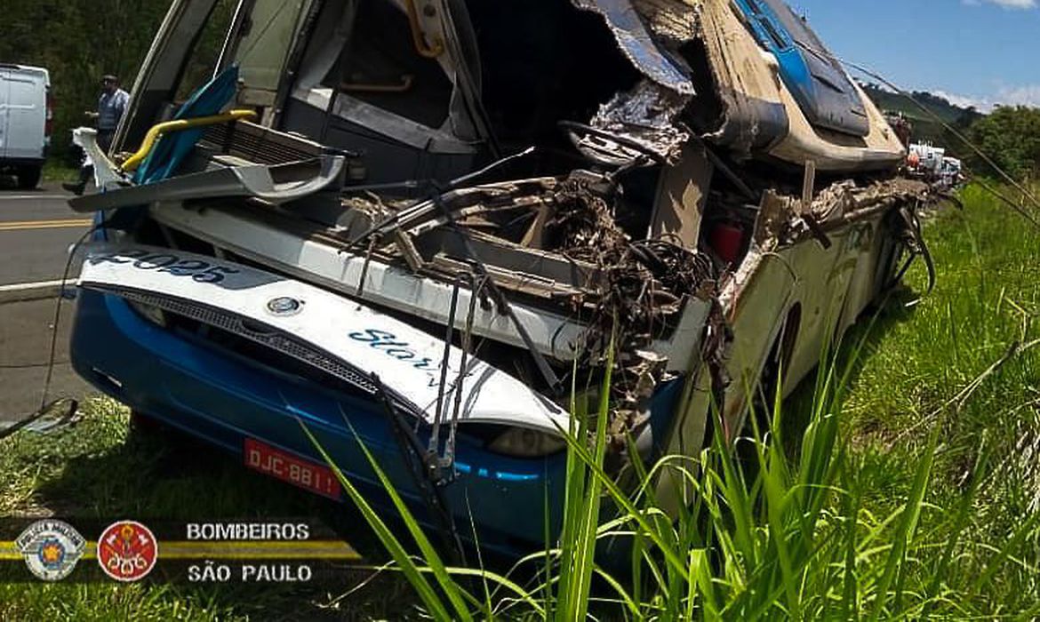 Seis vítimas do acidente entre ônibus e caminhão permanecem internadas