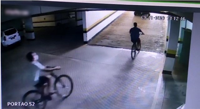 Dupla entra em condomínio e furta duas bicicletas de dentro da garagem; vídeo
