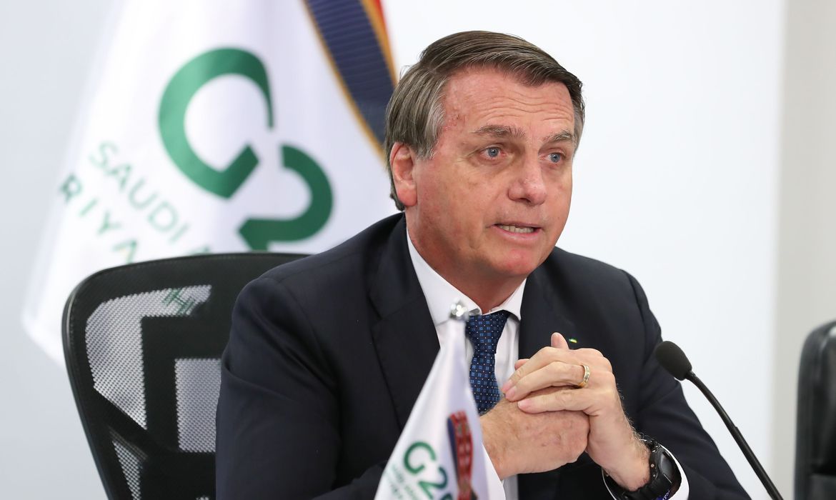 "Coisa de retardado", diz nora de Bolsonaro sobre movimento anti-vacina