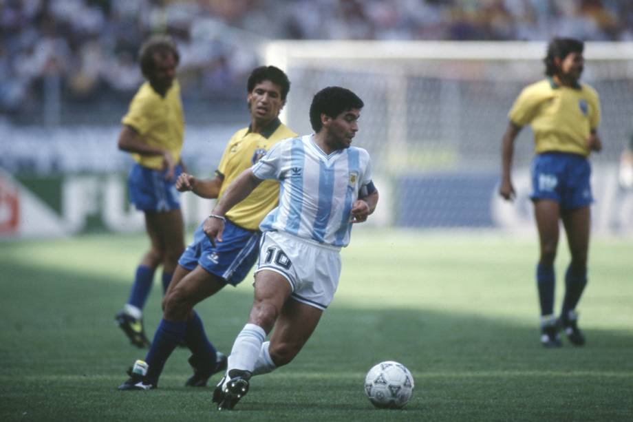 Maradona participa de jogo do Brasil contra Argentina pela Copa do Mundo de 1990 (Foto: Reprodução)