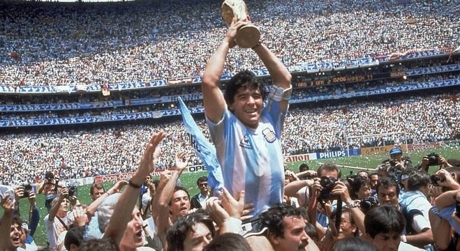 Maradona ergue a taça do título da Copa do Mundo de 1986, pela Argentina (Foto: Reprodução)