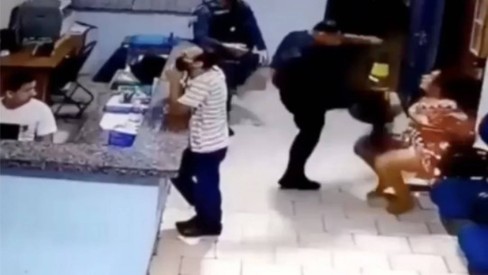 Policial militar agride mulher algemada dentro de quartel; vídeo