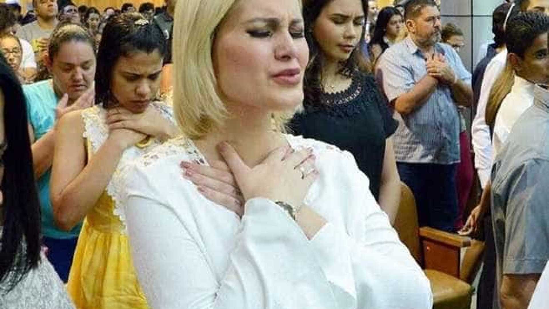 Emocionada, Andressa Urach pede para Edir Macedo acabar com Fogueira Santa Andressa Urach igreja universal 