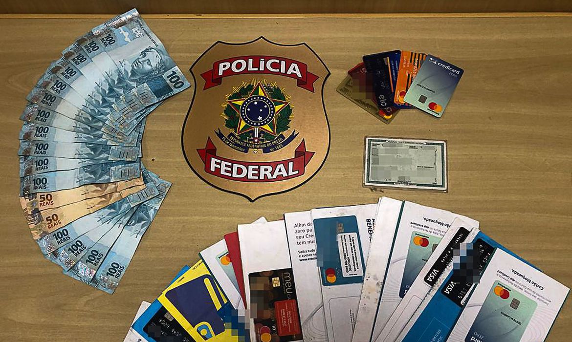  A Polícia Federal deflagrou operação para desarticular uma organização criminosa, que anunciava a venda de notas falsas em redes sociais. (Foto: divulgação)