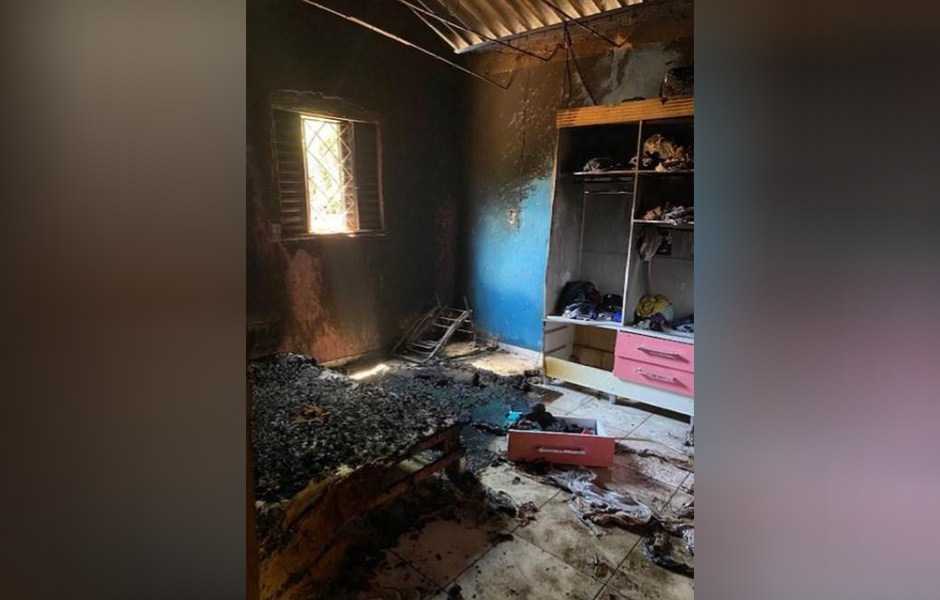 Policiais salvam crianças de casa incendiada no Setor Vale dos Sonhos, em Goiânia