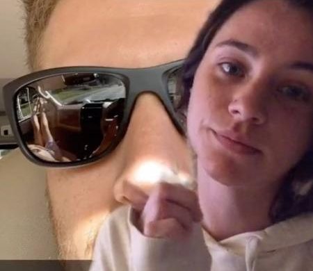Uma mulher resolveu expor publicamente a traição do namorado após descobri-la no reflexo dos óculos do homem em uma selfie.