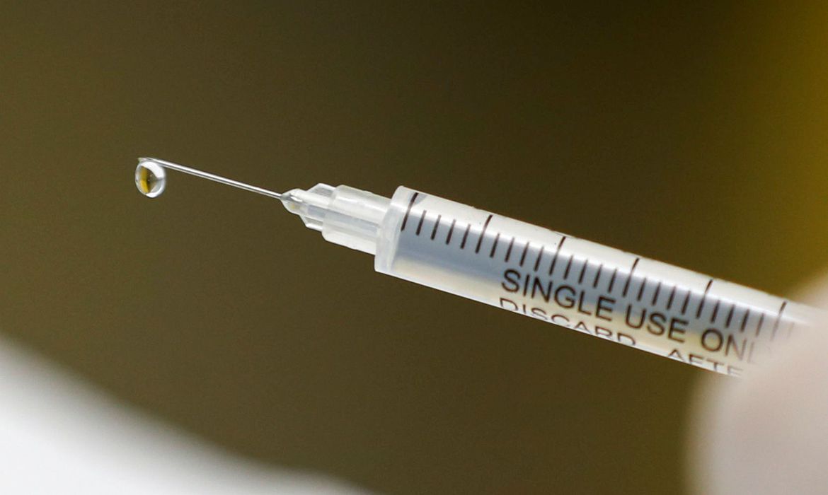 Pregão fracassa e governo compra só 3% de seringas para vacina da Covid