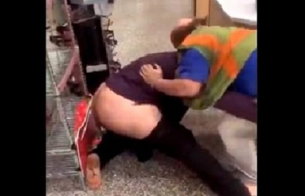 calça Briga em mercado termina com homem sem calças e fuga; assista ao vídeo