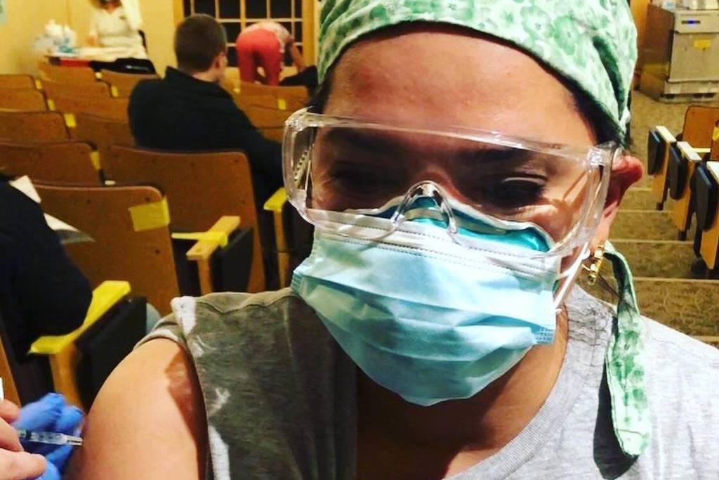 Brasileira vacinada contra Covid nos EUA diz: 'injeção de esperança'