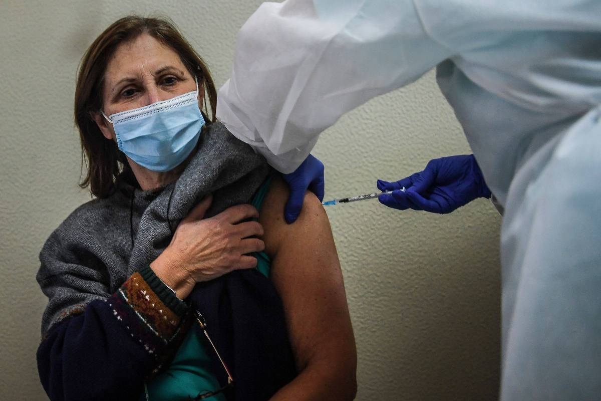 Cardiologista Manuela Fiuiza é imunizada em Lisboa (Foto: Patrícia de Melo Moreira/reprodução)