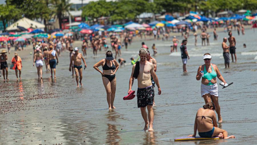 29.11.2020 -- Pessoas lotam praias de Balneário Camboriú, sem máscara, apesar da região Sul viver seu pior momento da pandemia até agora (Imagem: Lucio Rila/Estadão Conteúdo)