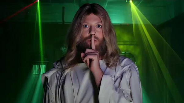 Jesus canta hip-hop e diz que 'não vai voltar' em especial do Porta dos Fundos