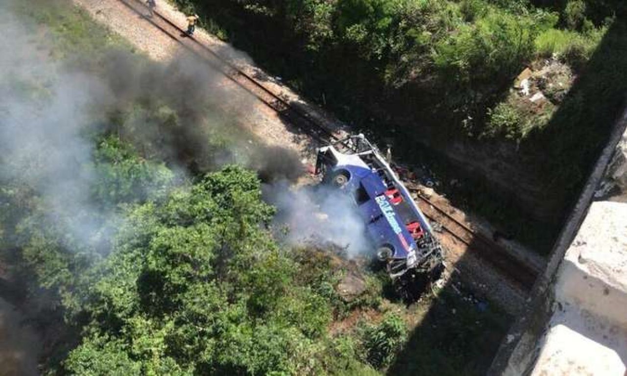 Sobe para 18 o total de mortos em ônibus que caiu de ponte em MG