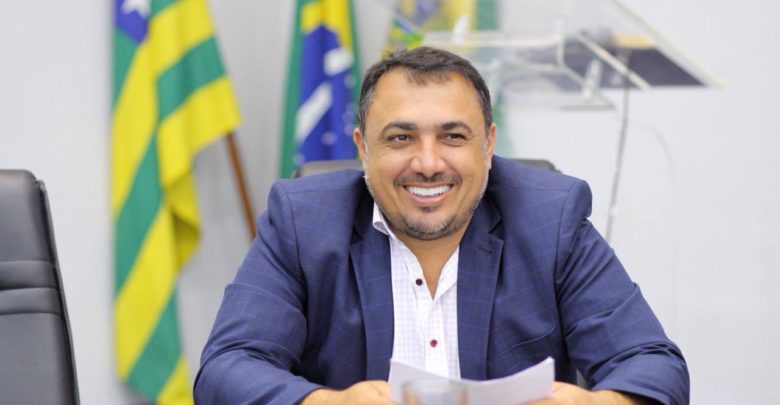 André Fortaleza, presidente da Câmara, sorrindo