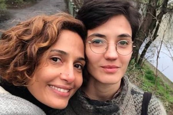 Ana Beatriz Coelho Artesã compartilhou imagens acorrentada pelo pé em seu Instagram. Camila Pitanga apoia ex-namorada detida ao fazer topless: 'Conte comigo' Beatriz Coelho