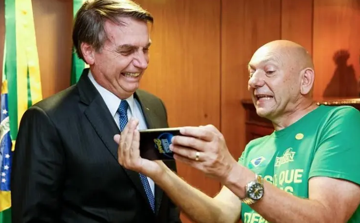 Bolsonaro comenta concurso do "véio da Havan": "3º lugar merecia a vitória"