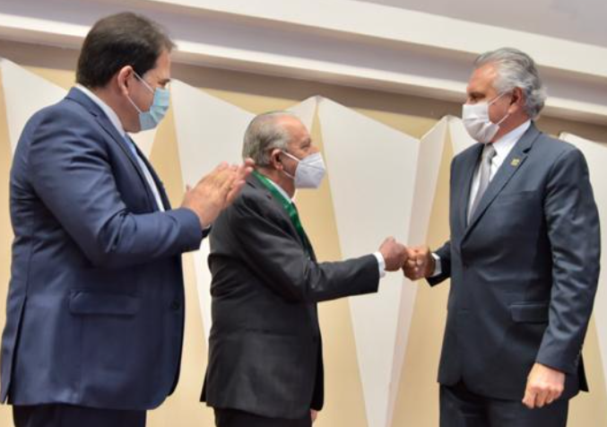 Governador Ronaldo Caiado (DEM) e prefeito de Goiânia, Iris Rezende (MDB), se cumprimentam em solenidade promovida pela Fecomércio, sob olhares de Marcelo Baiocchi (Foto: Divulgação)