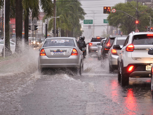 chuva rua trânsito Goiânia Goiás