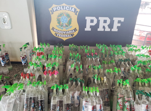Frascos de lança-perfume apreendidos pela Polícia Rodoviária Federal (PRF) a caminho de Goiânia (Foto: PRF)