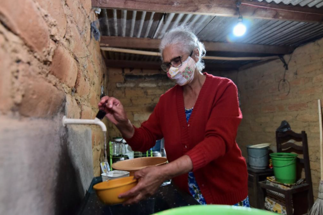 Moradora da Comunidade de São Domingos, Filomena Gonçalves, 74 anos, comemorou a chegada do abastecimento regular de água: “Sou nascida e criada aqui, e já sofri demais